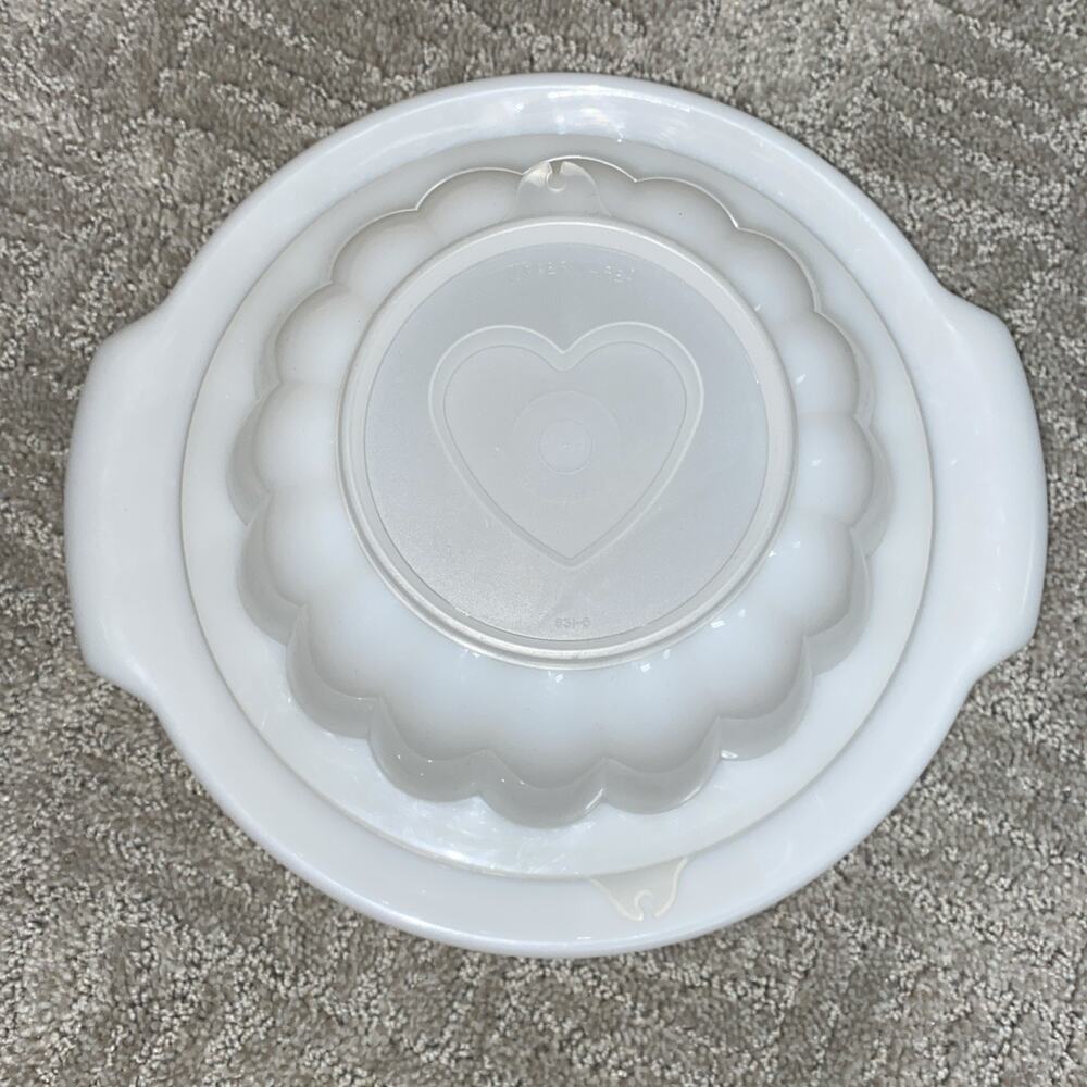 VTG Tupperware Heart Jello Mold Retro/Bundt opaque white with lid heart insert